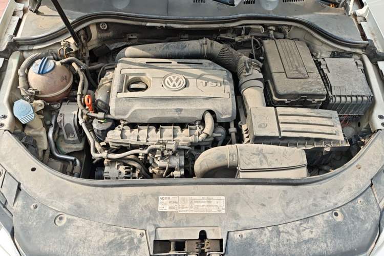 Used Volkswagen Magotan 2013 1.8TSI Prestige Model Engine Bay