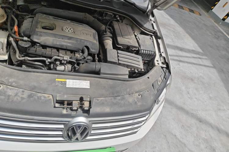 Used Volkswagen Magotan 2013 1.8TSI Luxury Model Engine Bay Left