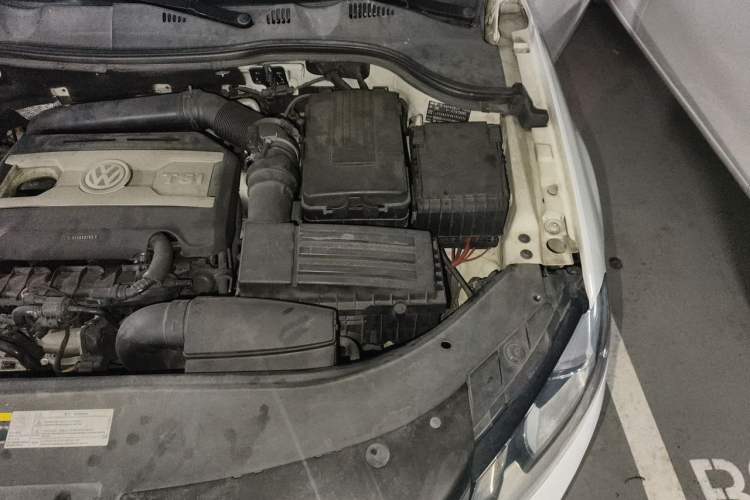 Used Volkswagen Magotan 2013 1.8TSI Luxury Model Engine Bay Left