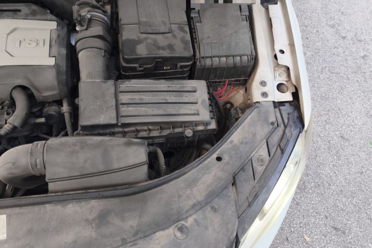 Used Volkswagen Magotan 2013 1.8TSI Luxury Model Engine Bay Left