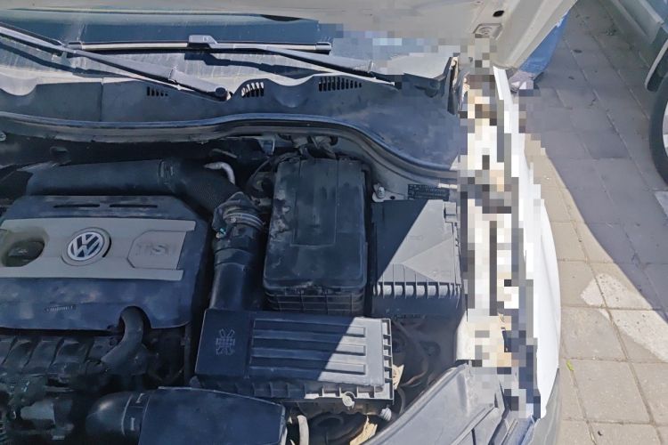 Used Volkswagen Magotan 2013 1.8TSI Comfort Model Engine Bay Left