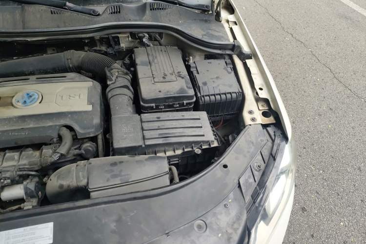 Used Volkswagen Magotan 2013 1.8TSI Luxury Model Engine Bay Left