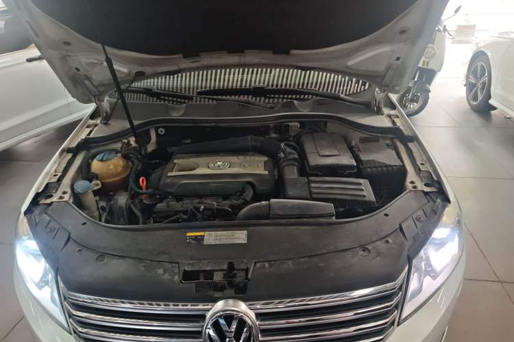 Used Volkswagen Magotan 2013 1.8TSI Luxury Model Engine Bay