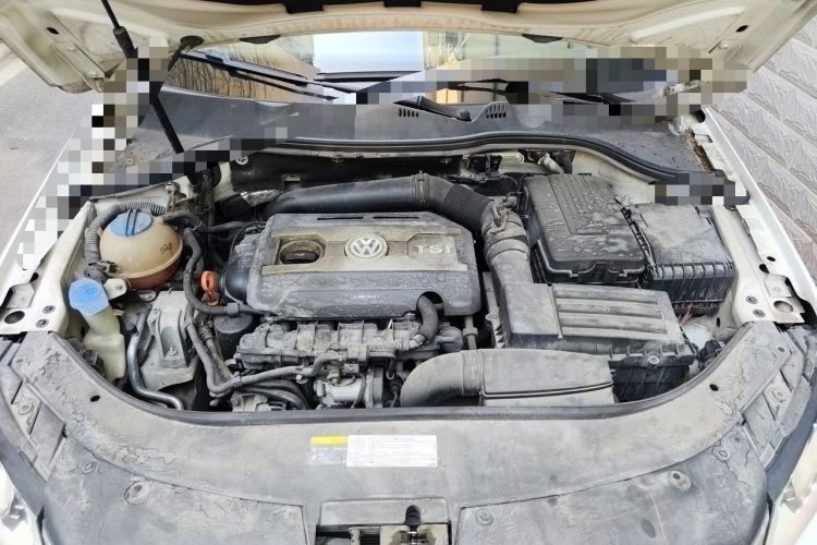 Used Volkswagen Magotan 2013 2.0 TSI Luxury Model Engine Bay