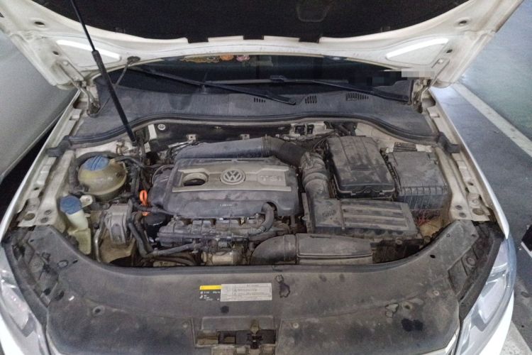 Used Volkswagen Magotan 2013 2.0 TSI Prestige Model Engine Bay