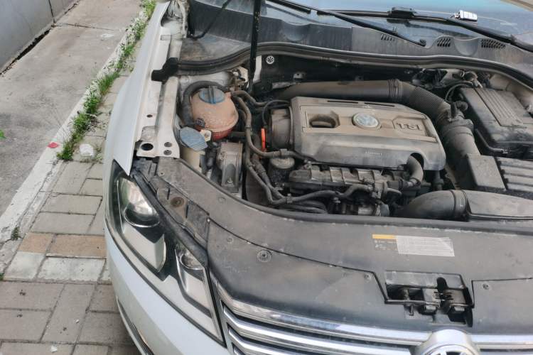 Used Volkswagen Magotan 2013 1.8TSI Luxury Model Engine Bay Right