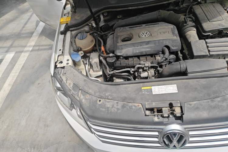 Used Volkswagen Magotan 2013 1.8TSI Luxury Model Engine Bay Right