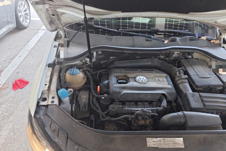 Used Volkswagen Magotan 2013 1.8TSI Premier Model Engine Bay Right