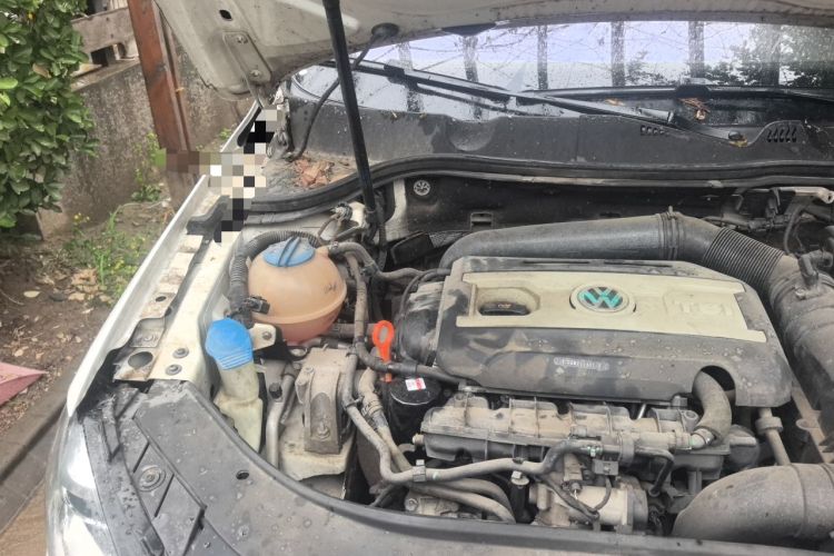 Used Volkswagen Magotan 2013 2.0 TSI Prestige Model Engine Bay Right