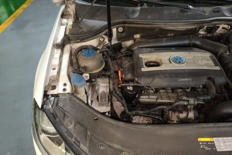 Used Volkswagen Magotan 2013 1.8TSI Prestige Model Engine Bay Right