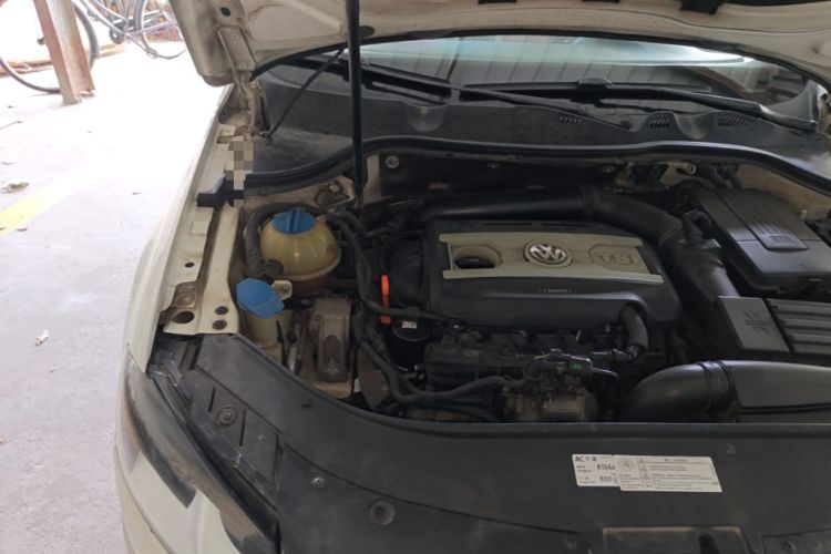 Used Volkswagen Magotan 2013 1.8TSI Premier Model Engine Bay Right