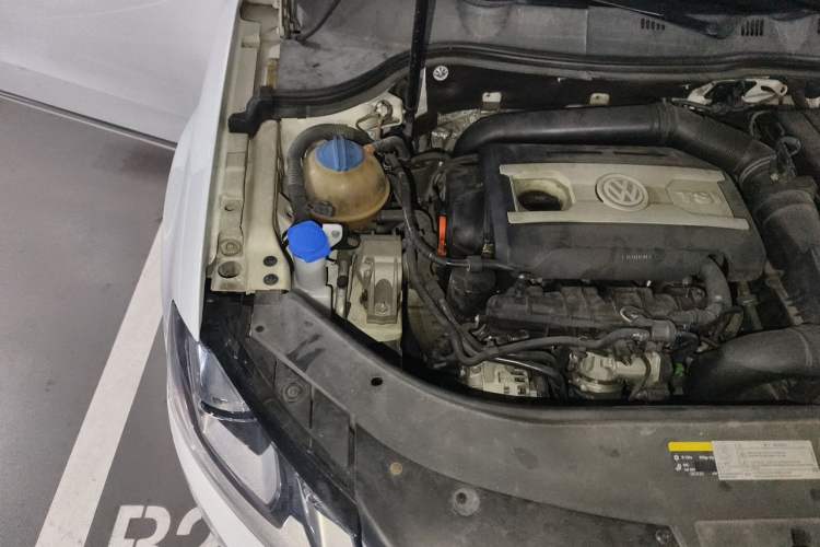 Used Volkswagen Magotan 2013 1.8TSI Luxury Model Engine Bay Right