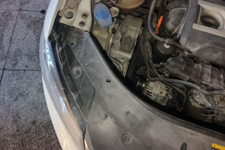 Used Volkswagen Magotan 2013 1.8TSI Premier Model Engine Bay Right