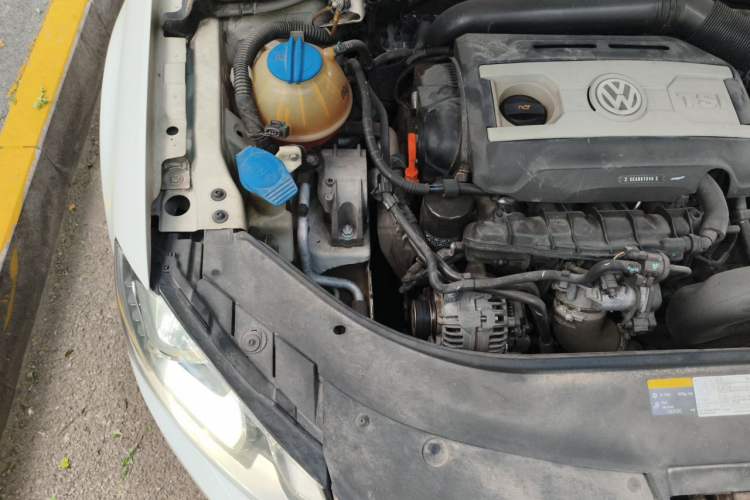 Used Volkswagen Magotan 2013 1.8TSI Luxury Model Engine Bay Right