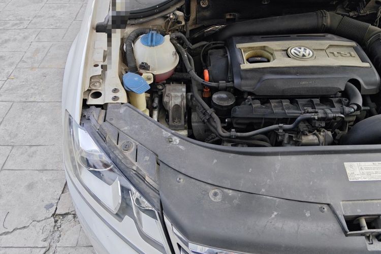 Used Volkswagen Magotan 2013 2.0 TSI Prestige Model Engine Bay Right