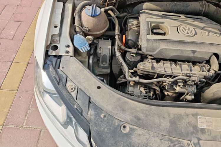 Used Volkswagen Magotan 2013 1.8TSI Prestige Model Engine Bay Right