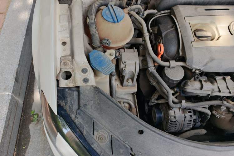 Used Volkswagen Magotan 2013 1.8TSI Luxury Model Engine Bay Right