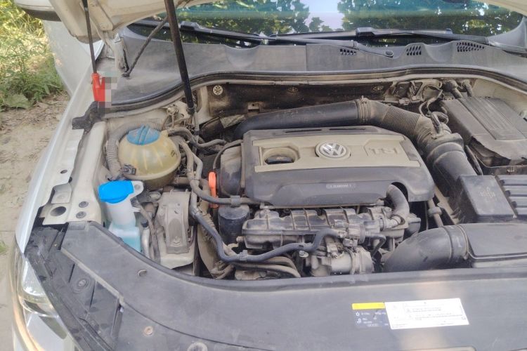 Used Volkswagen Magotan 2013 1.8TSI Luxury Model Engine Bay Right