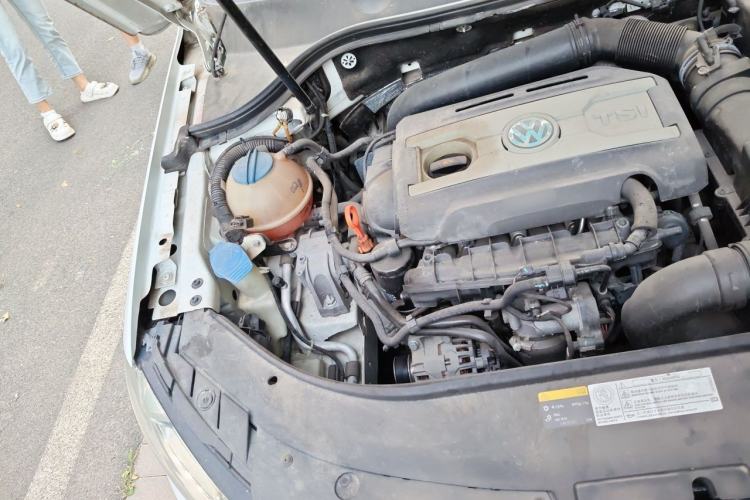 Used Volkswagen Magotan 2013 2.0 TSI Luxury Model Engine Bay Right