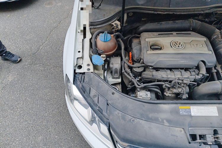 Used Volkswagen Magotan 2013 1.8TSI Prestige Model Engine Bay Right