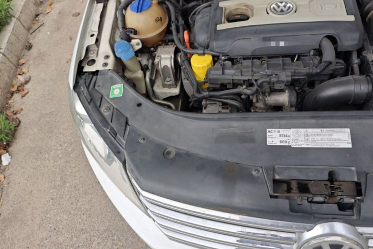 Used Volkswagen Magotan 2013 2.0 TSI Ultimate Model Engine Bay Right