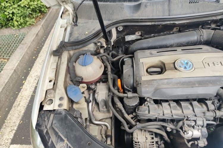 Used Volkswagen Magotan 2013 1.8TSI Luxury Model Engine Bay Right