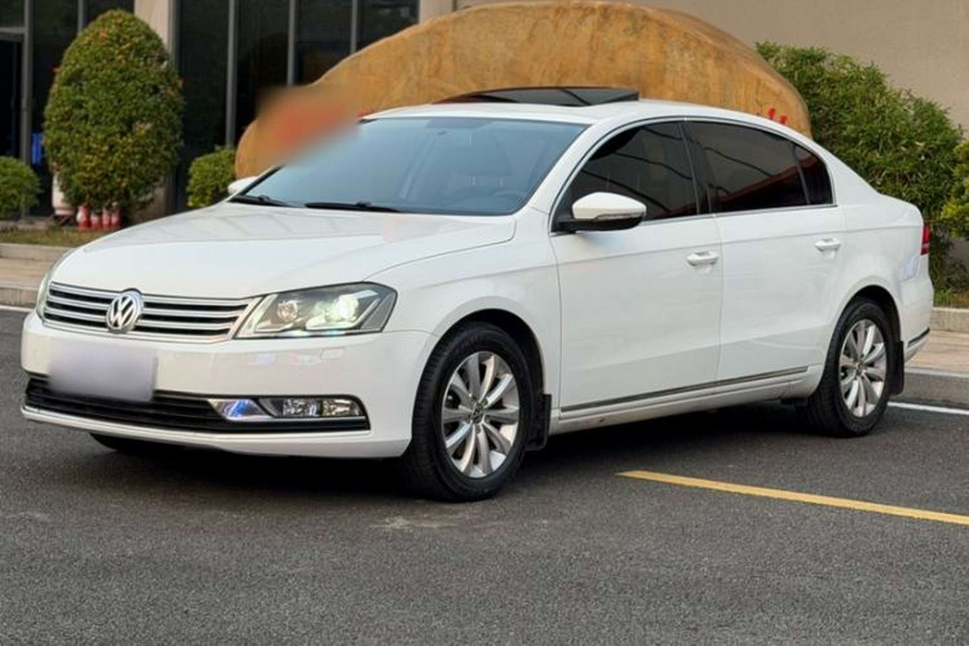 Used Volkswagen Magotan 2013 1.8TSI Luxury Model Front Left 45 Deg