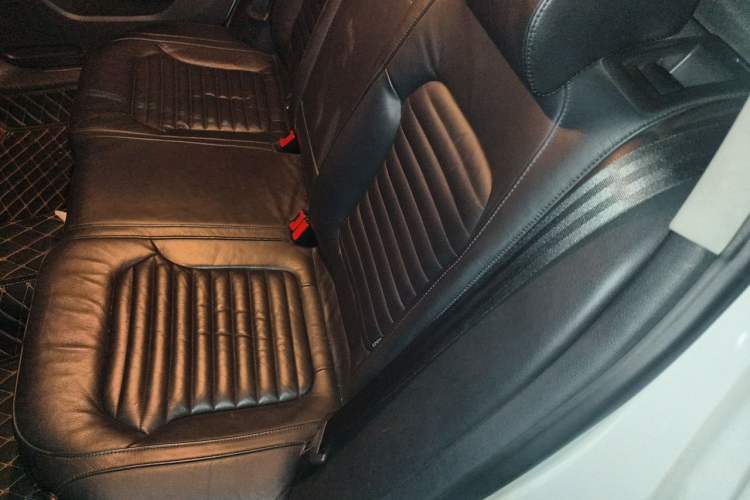 Used Volkswagen Magotan 2013 1.8TSI Luxury Model Left Rear Seat