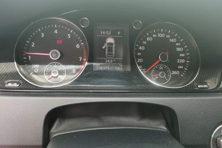 Used Volkswagen Magotan 2013 1.8TSI Luxury Model Odometer Close Up