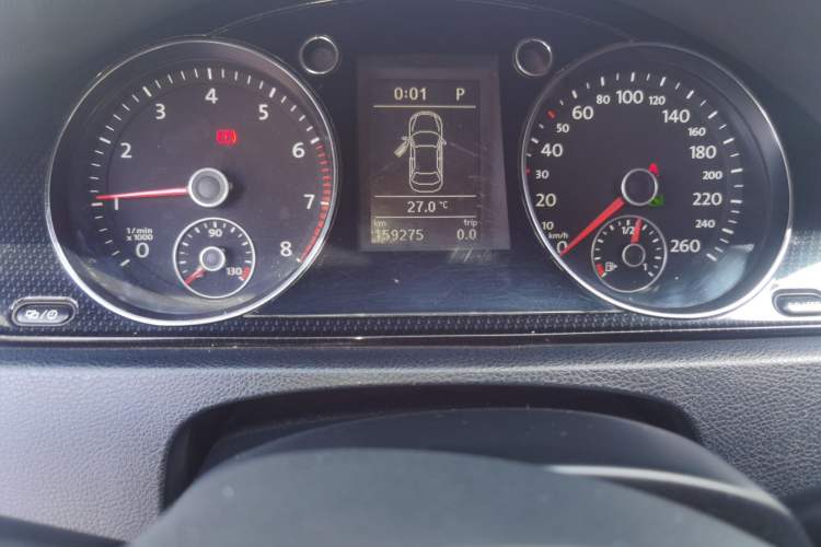 Used Volkswagen Magotan 2013 1.8TSI Luxury Model Odometer Close Up