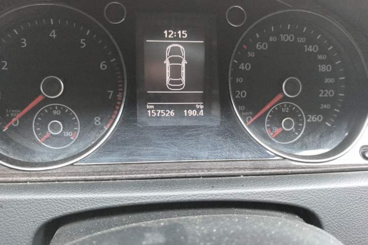 Used Volkswagen Magotan 2013 2.0 TSI Prestige Model Odometer Close Up
