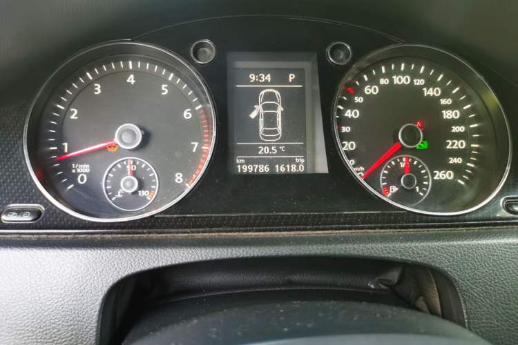 Used Volkswagen Magotan 2013 1.8TSI Luxury Model Odometer Close Up