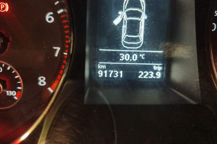 Used Volkswagen Magotan 2013 1.8TSI Luxury Model Odometer Close Up