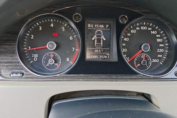 Used Volkswagen Magotan 2013 2.0 TSI Prestige Model Odometer Close Up