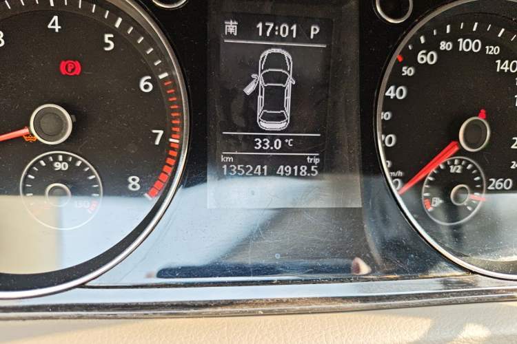 Used Volkswagen Magotan 2013 1.8TSI Prestige Model Odometer Close Up