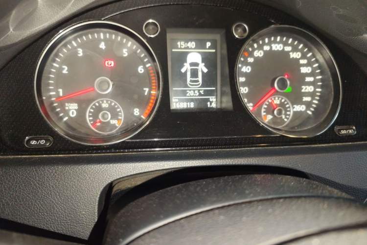Used Volkswagen Magotan 2013 1.8TSI Luxury Model Odometer Close Up