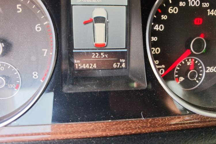 Used Volkswagen Magotan 2013 1.8TSI Luxury Model Odometer Close Up