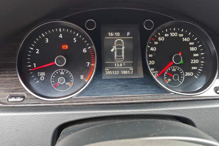 Used Volkswagen Magotan 2013 2.0 TSI Ultimate Model Odometer Close Up