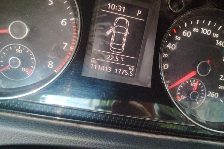 Used Volkswagen Magotan 2013 1.8TSI Luxury Model Odometer Close Up