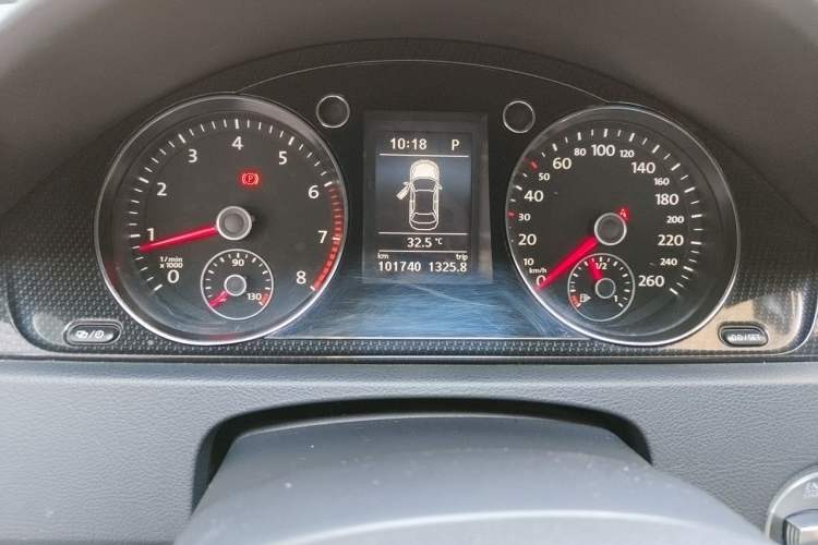 Used Volkswagen Magotan 2013 2.0 TSI Luxury Model Odometer Close Up