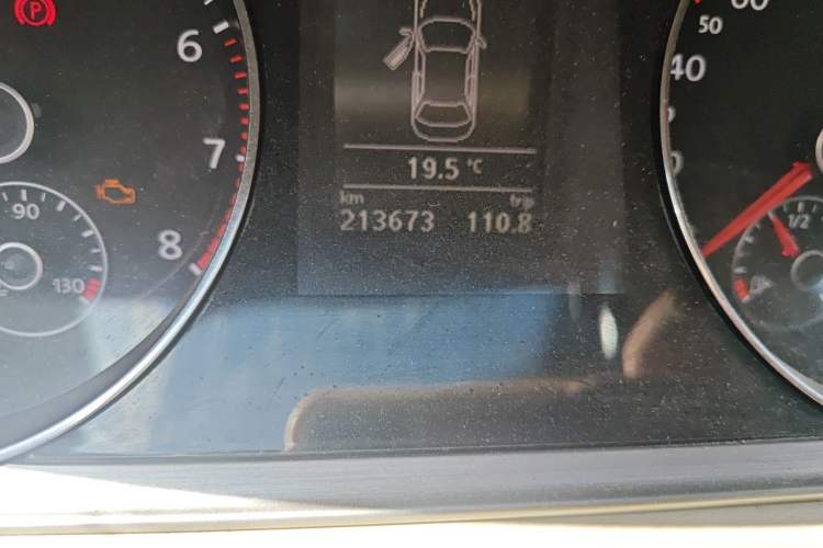 Used Volkswagen Magotan 2013 1.8TSI Comfort Model Odometer Close Up