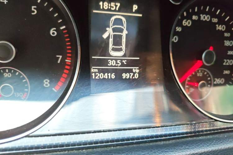 Used Volkswagen Magotan 2013 2.0 TSI Luxury Model Odometer Close Up
