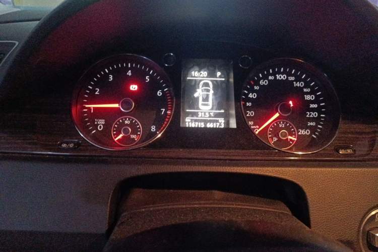Used Volkswagen Magotan 2013 2.0 TSI Prestige Model Odometer Close Up