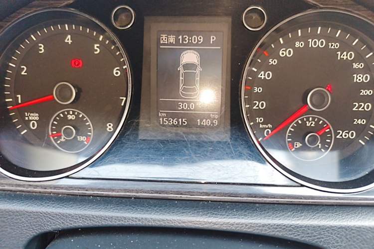 Used Volkswagen Magotan 2013 1.8TSI Prestige Model Odometer Close Up