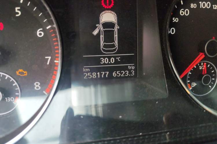 Used Volkswagen Magotan 2013 1.8TSI Luxury Model Odometer Close Up