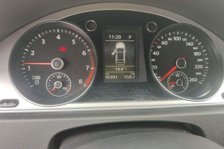 Used Volkswagen Magotan 2013 1.8TSI Premier Model Odometer Close Up