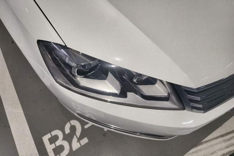 Used Volkswagen Magotan 2013 1.8TSI Luxury Model Right Front Headlight