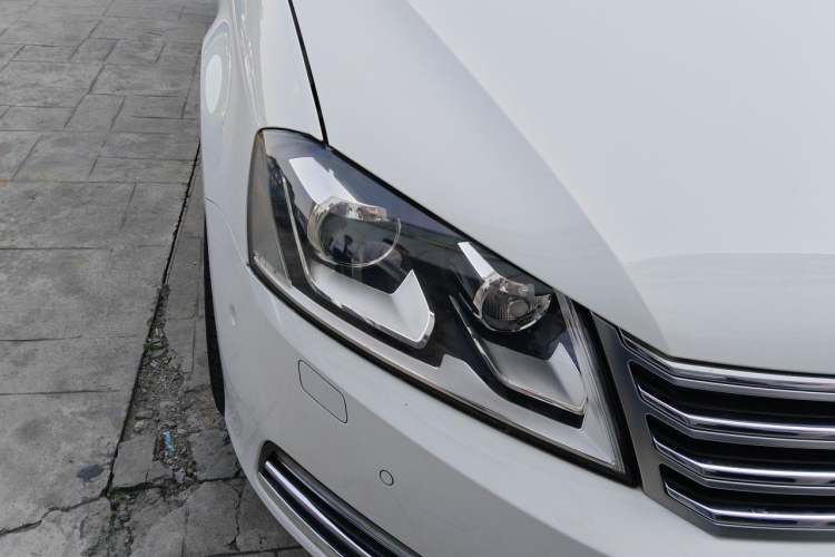 Used Volkswagen Magotan 2013 2.0 TSI Prestige Model Right Front Headlight