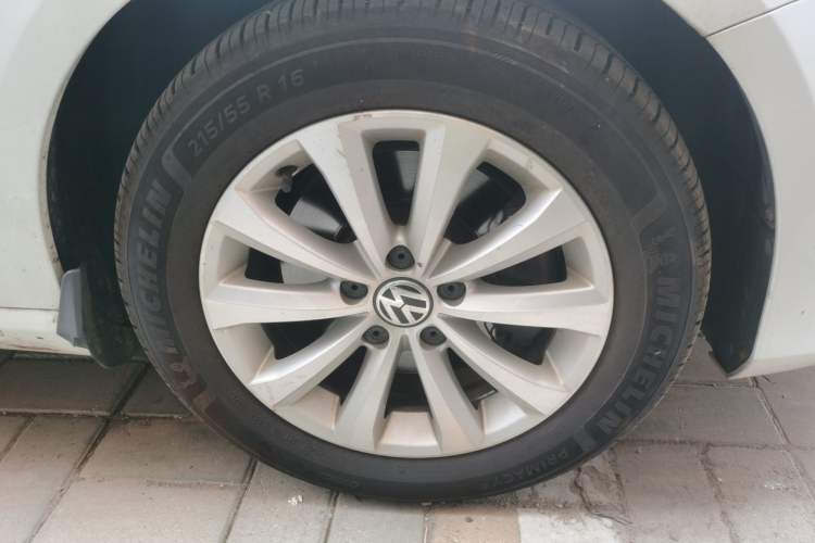 Used Volkswagen Magotan 2013 1.8TSI Luxury Model Right Front Wheel Hub