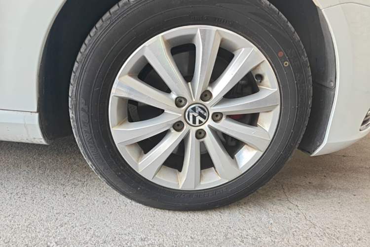 Used Volkswagen Magotan 2013 1.8TSI Premier Model Right Front Wheel Hub